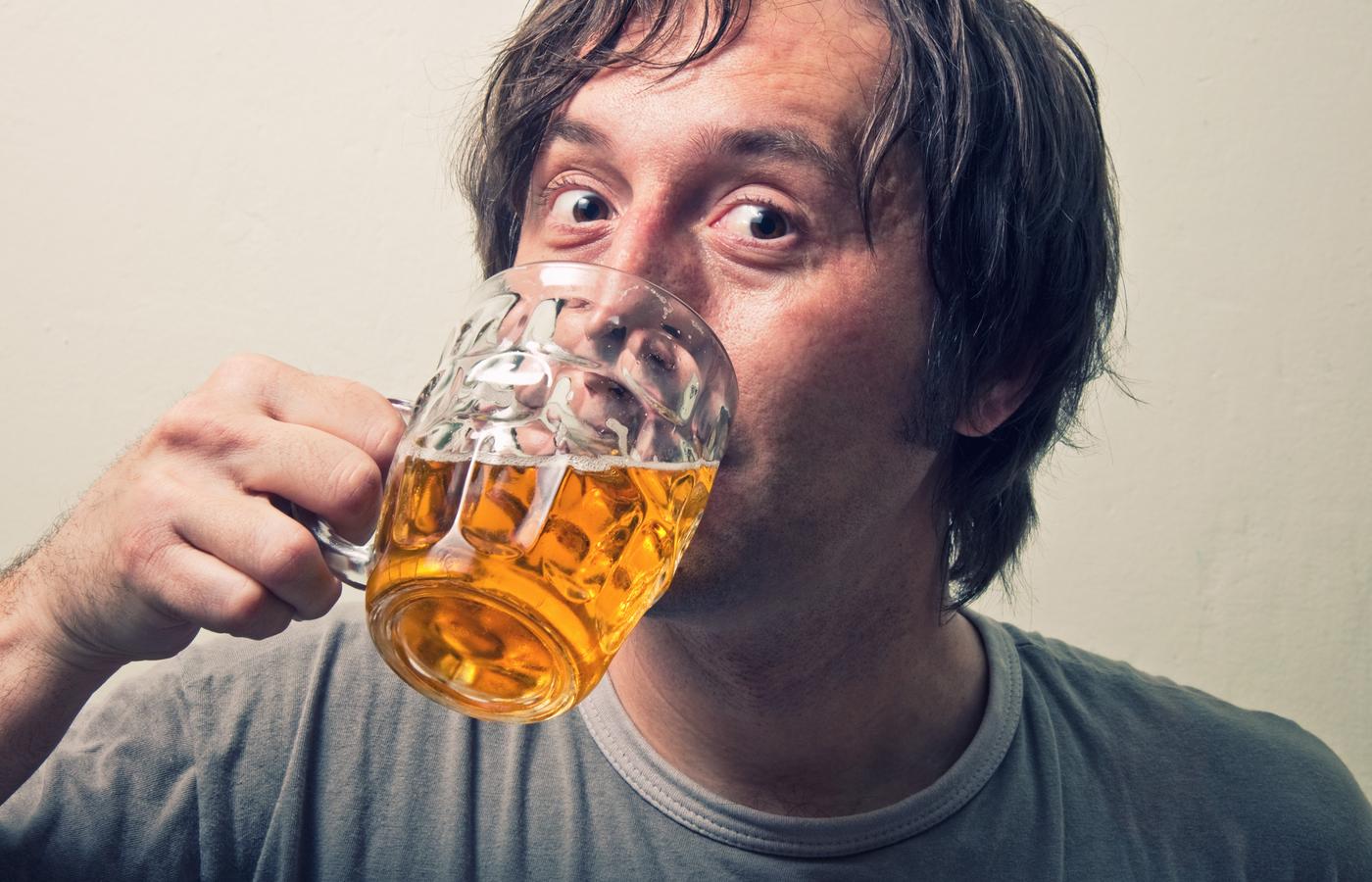 Пиво для здоровья мужчин. Человек пьет пиво. Пить пиво. Мужики пьют пиво. Мужчина пьет пиво.