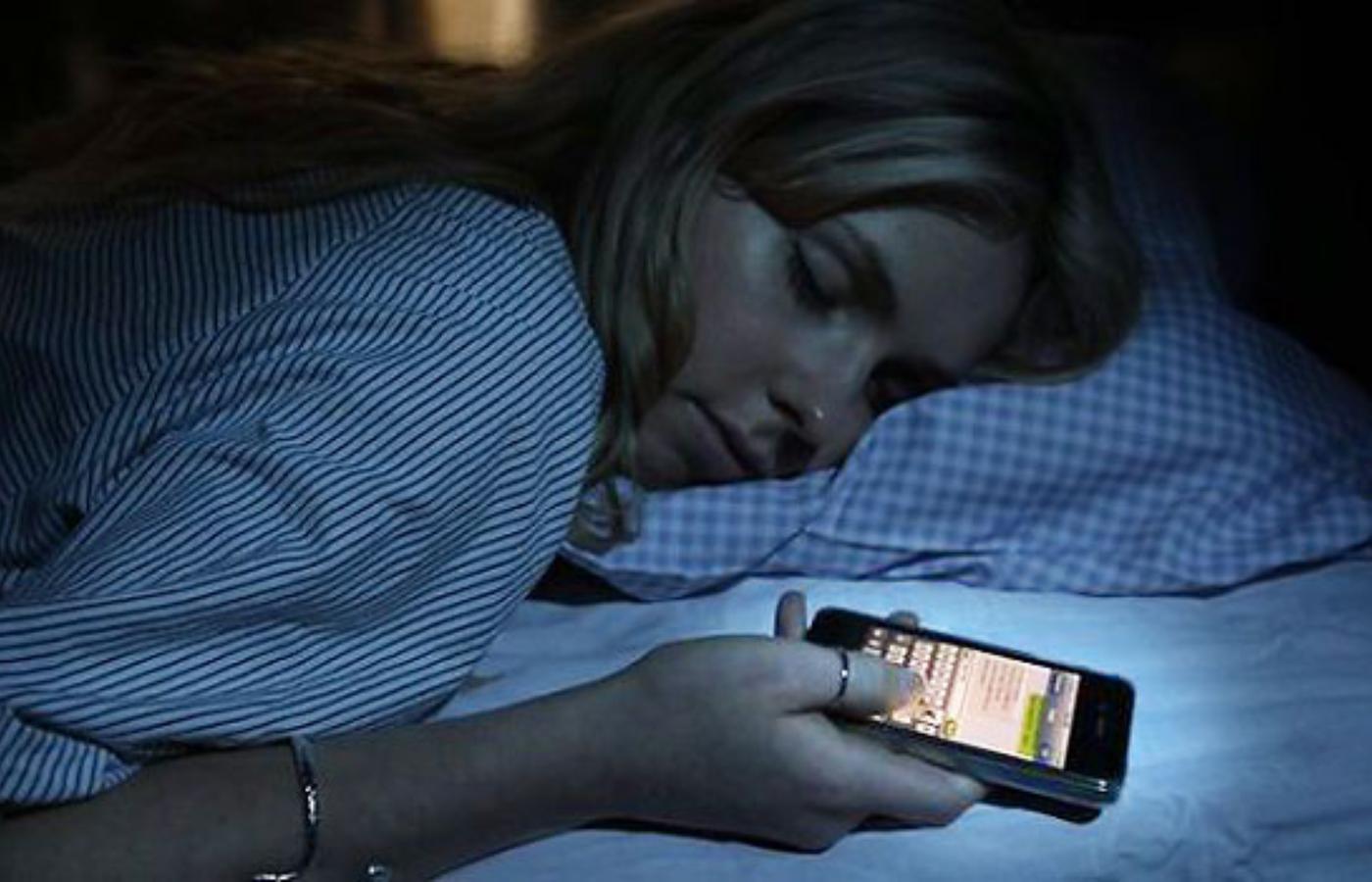 Включи телефон спать. Уснул с телефоном. Уснул с телефоном в руках.