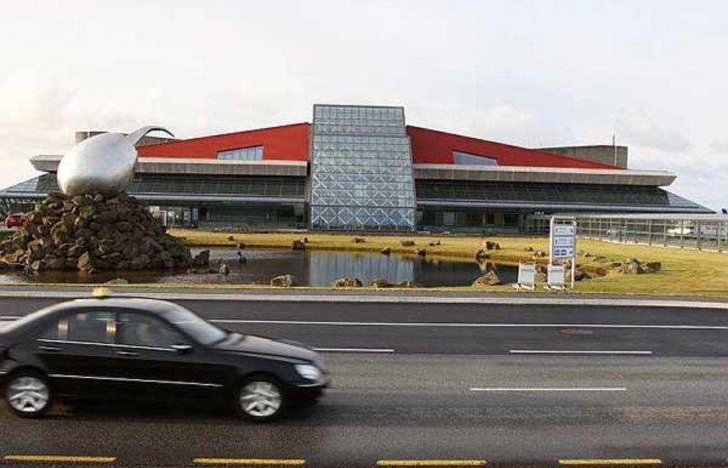 Flugdólgur hótaði farþega