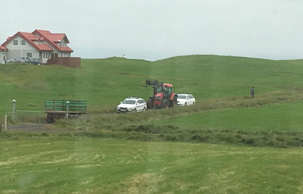 Nágrannaerjur á Njáluslóðum, „Þau lokuðu veginum með traktor“