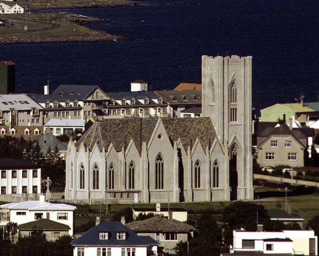 Kirkjur, Mazen, Útlagi og Klaustrið á Skriðu