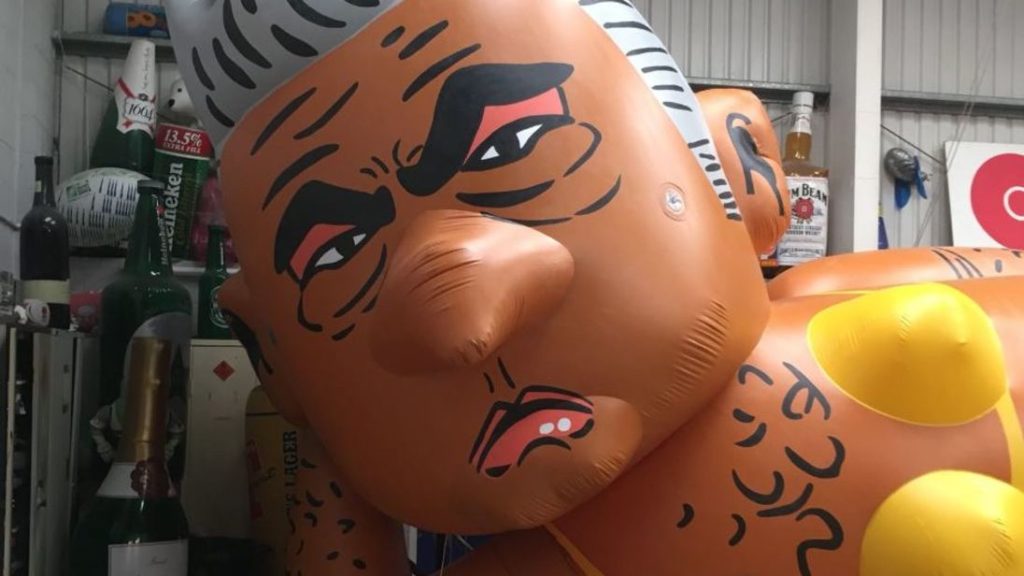 Risablaðra til háðungar borgarstjóranum á loft í London