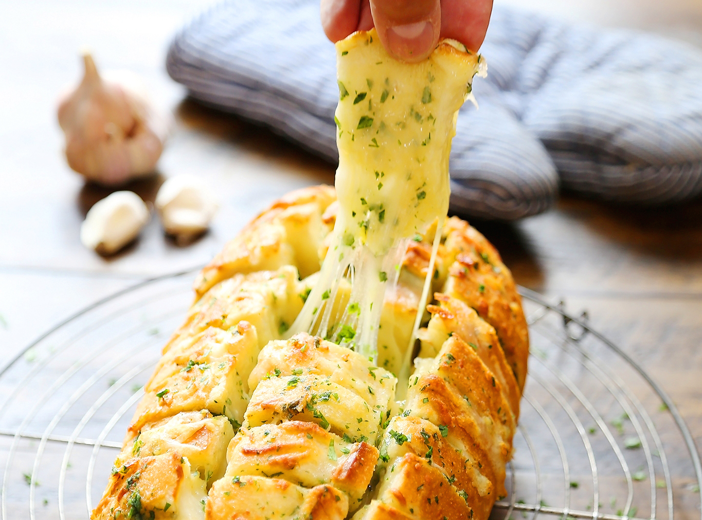 Хлеб с сыром и чесноком рецепт. Сырный хлеб. Батон запеченный с сыром и чесноком. Французский хлеб с сыром. Японский хлеб с сыром.