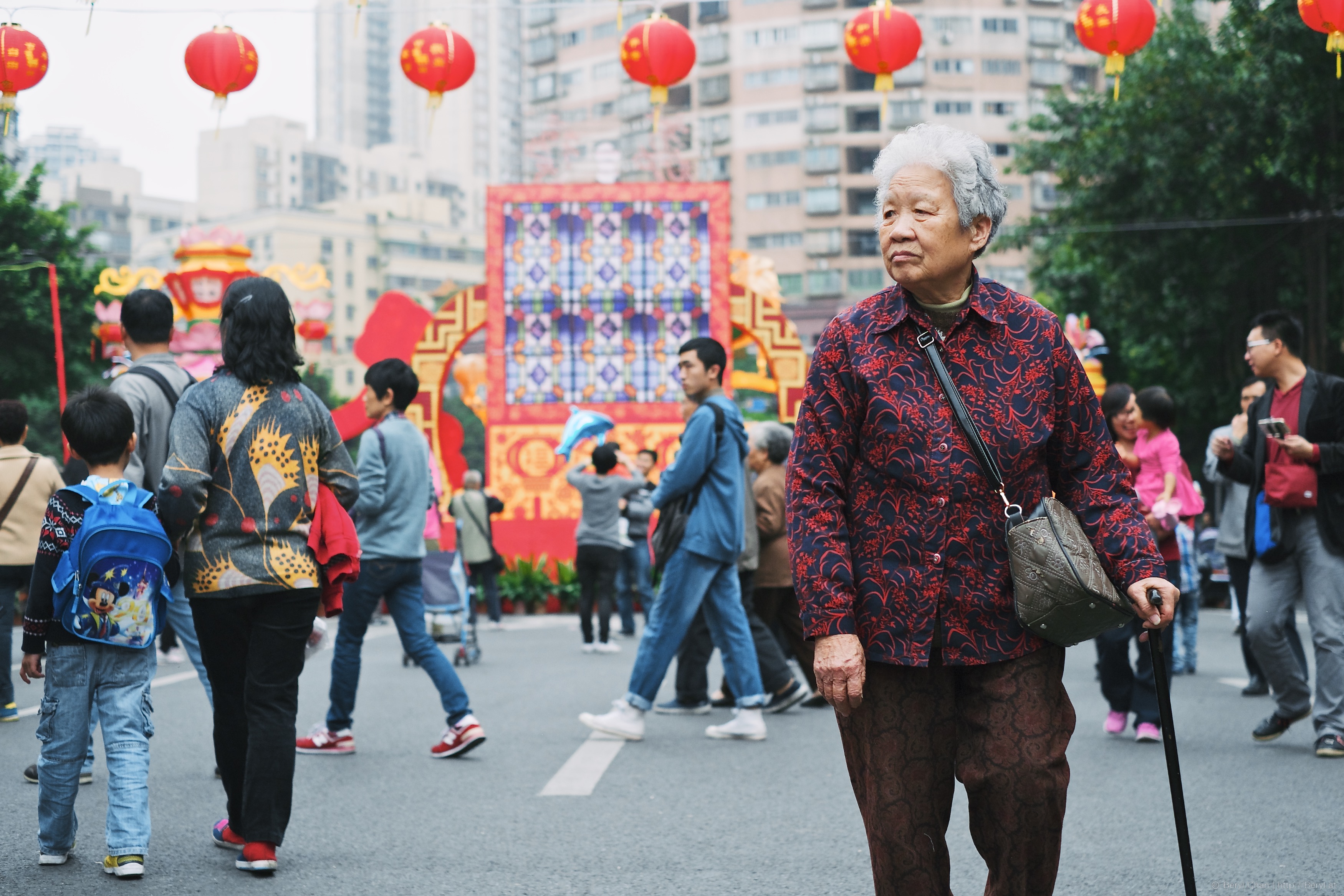 Why chinese people. Китай люди на улице. Китайский народ на улице. Пекин люди. Китайцы на улице.