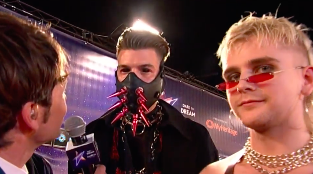 Sjáið Hatara á appelsínugula dreglinum – Klemens reif jakkann sinn í tvennt