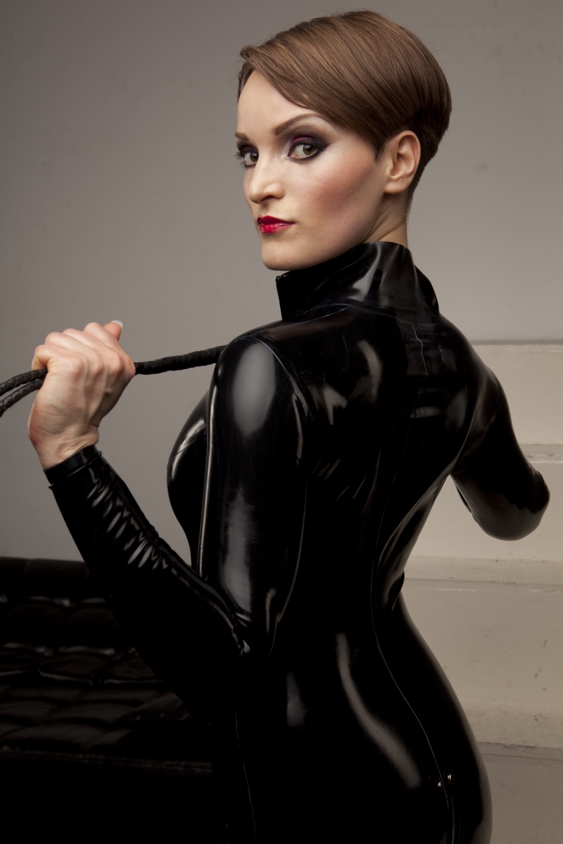Short haired brunette in latex catsuit does hot blowjob