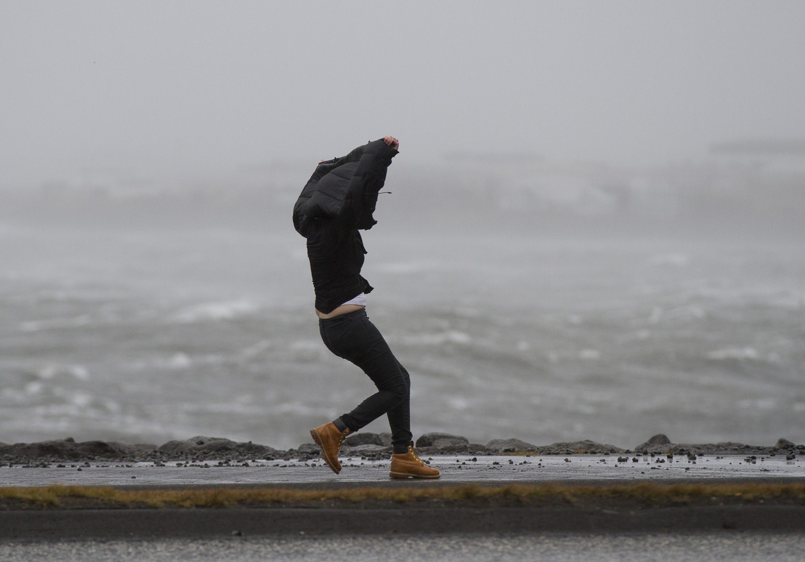 A very strong wind. Сильный ветер. Усиление ветра. Очень сильный ветер. Человек ветер.