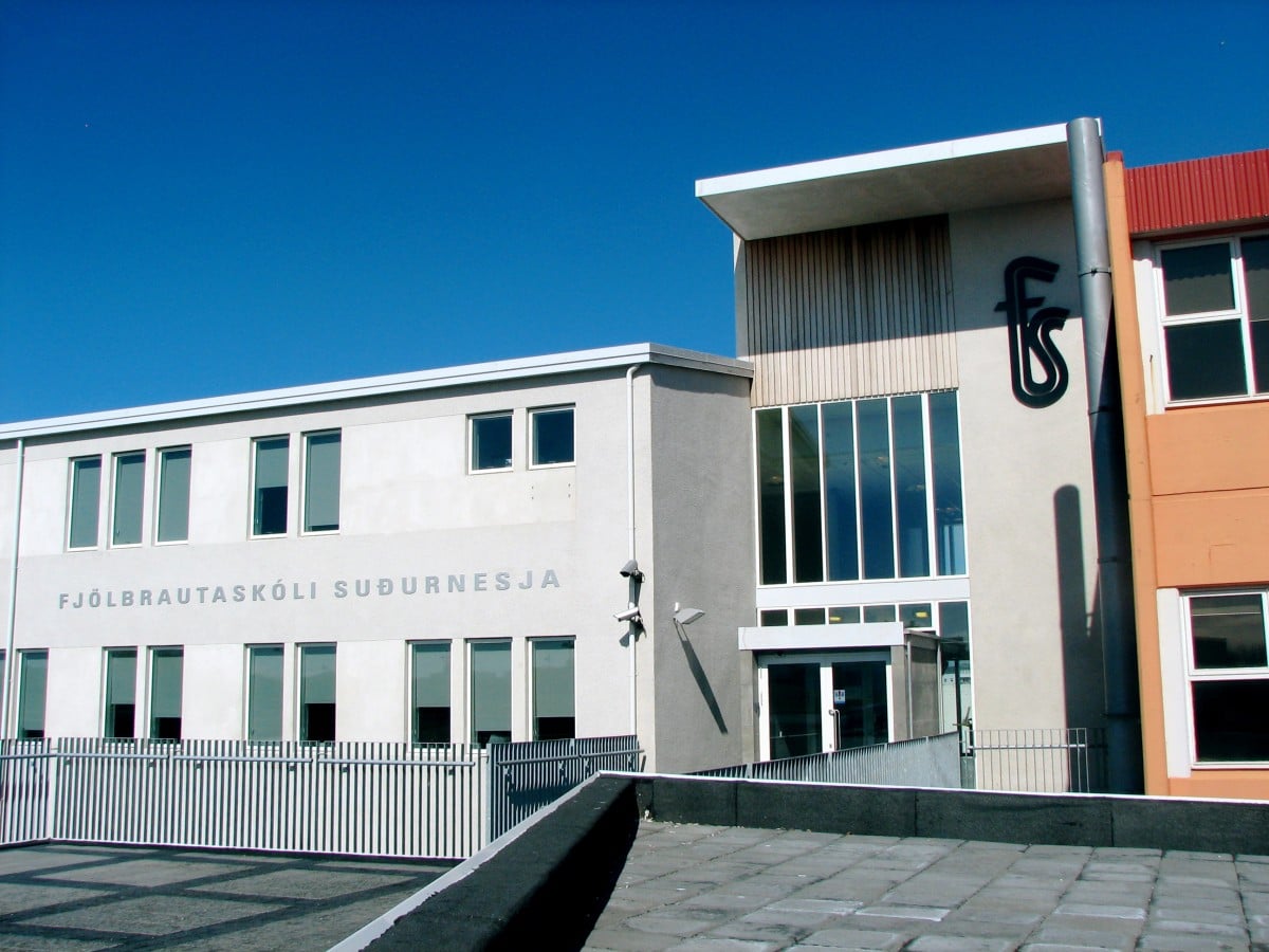 Ráðuneytið bregst við uppnáminu á Suðurnesjum – Skólameistarinn hættur og nemendur gengu út