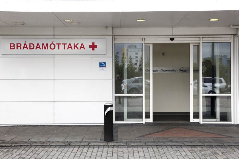 Hrækti og skallaði við bráðamóttökuna - DV