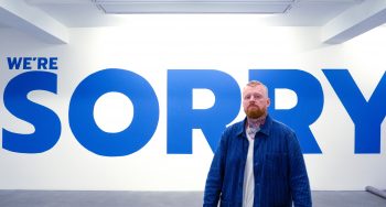 Odee komst í hann krappan fyrir bakkalárverkefnið sitt.
