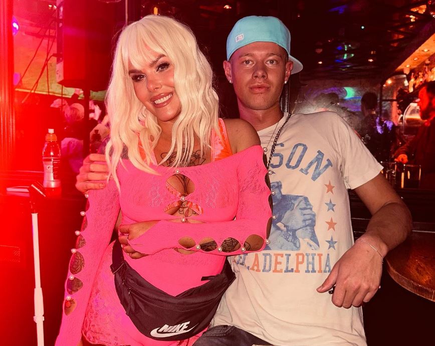 Lexi Blaze sendir óræð skilaboð í hringiðu fjölmiðlafárs um samband