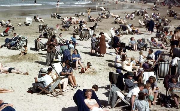 Telja sig sjá tímaferðalang á þessari ljósmynd frá fimmta áratugnum