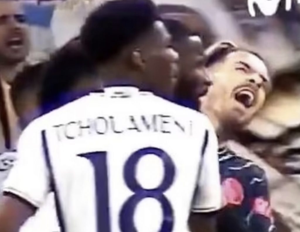 Atvik sem fór framhjá fólki í beinni – Greip í geirvörtuna hans og snéri