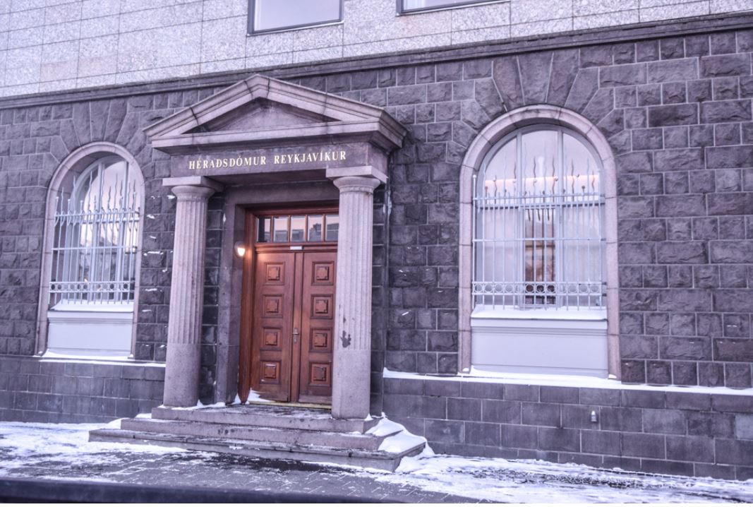 Sakfelldur fyrir ofbeldi gegn 13 ára dreng eftir dyraat – „Ég fór út og tók í hnakkadrambið á honum“