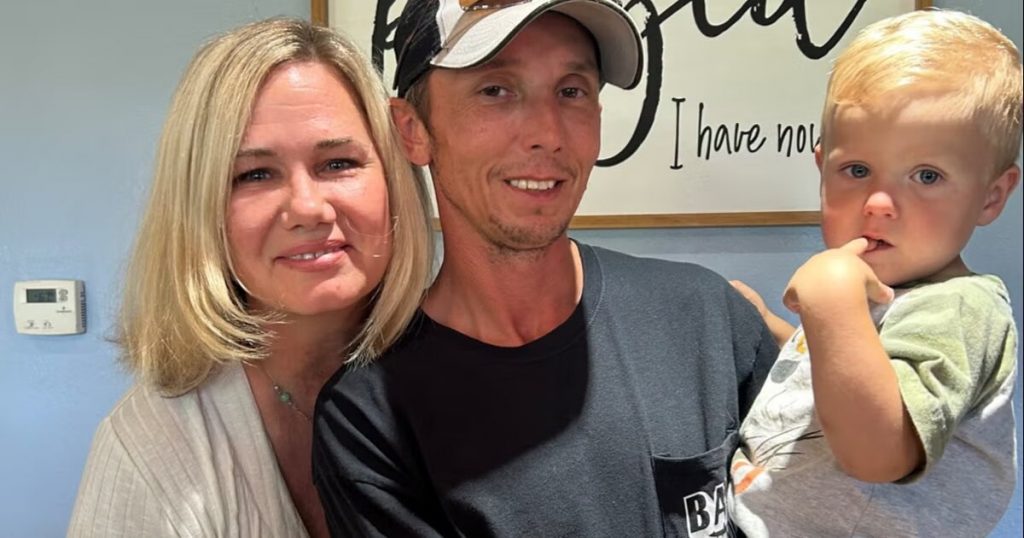 Ættleiddi son fyrrverandi konu eiginmannsins – Móðirin lést með hörmulegum hætti