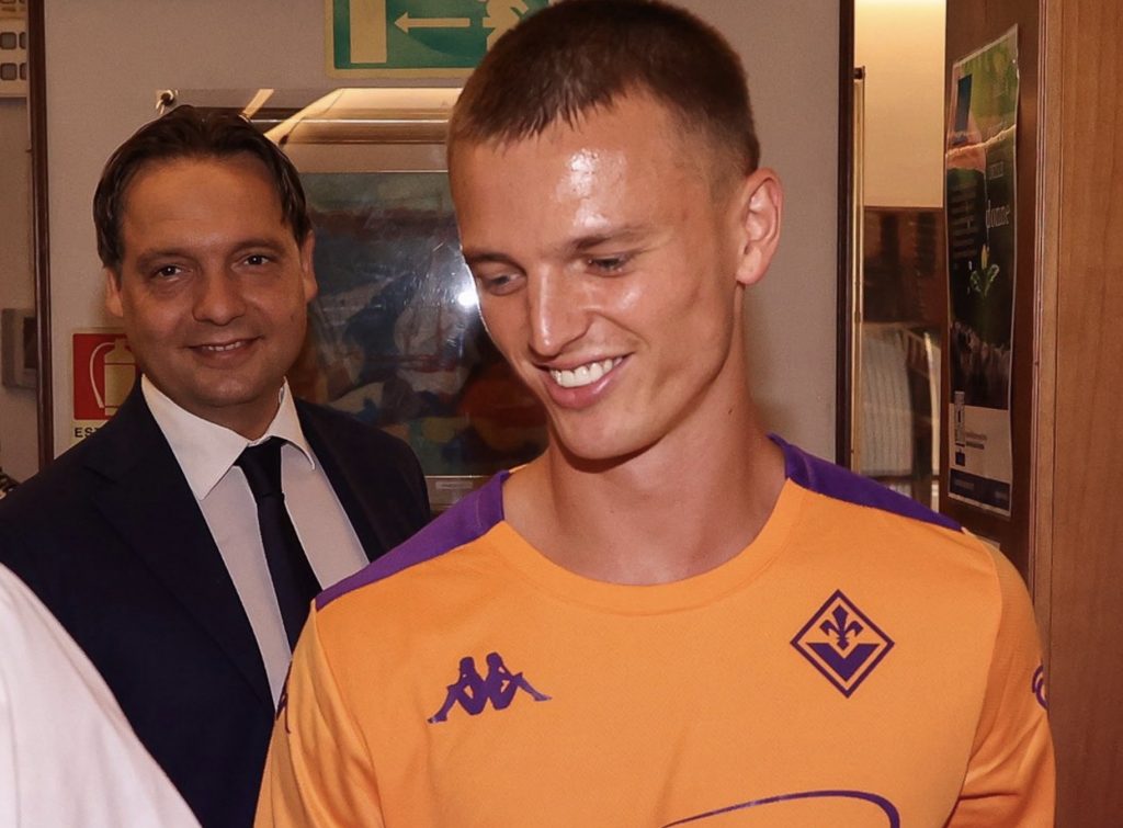 Margmenni mætti til að fagna komu Alberts til Flórens – Sjáðu mynbandið