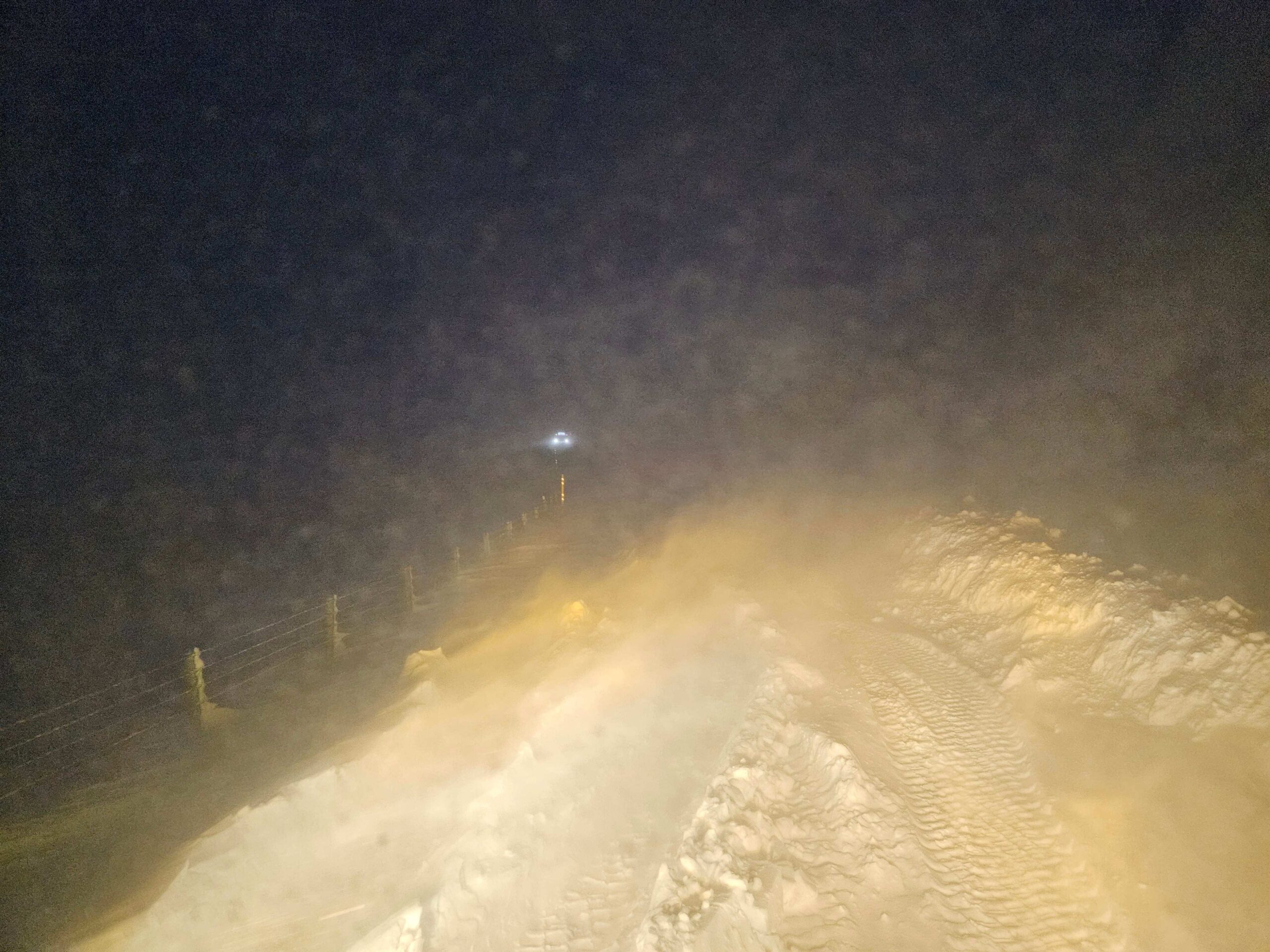 Veðurspáin virðist ætla að ganga eftir: „Við viljum ítreka að fólk haldi sig heima“