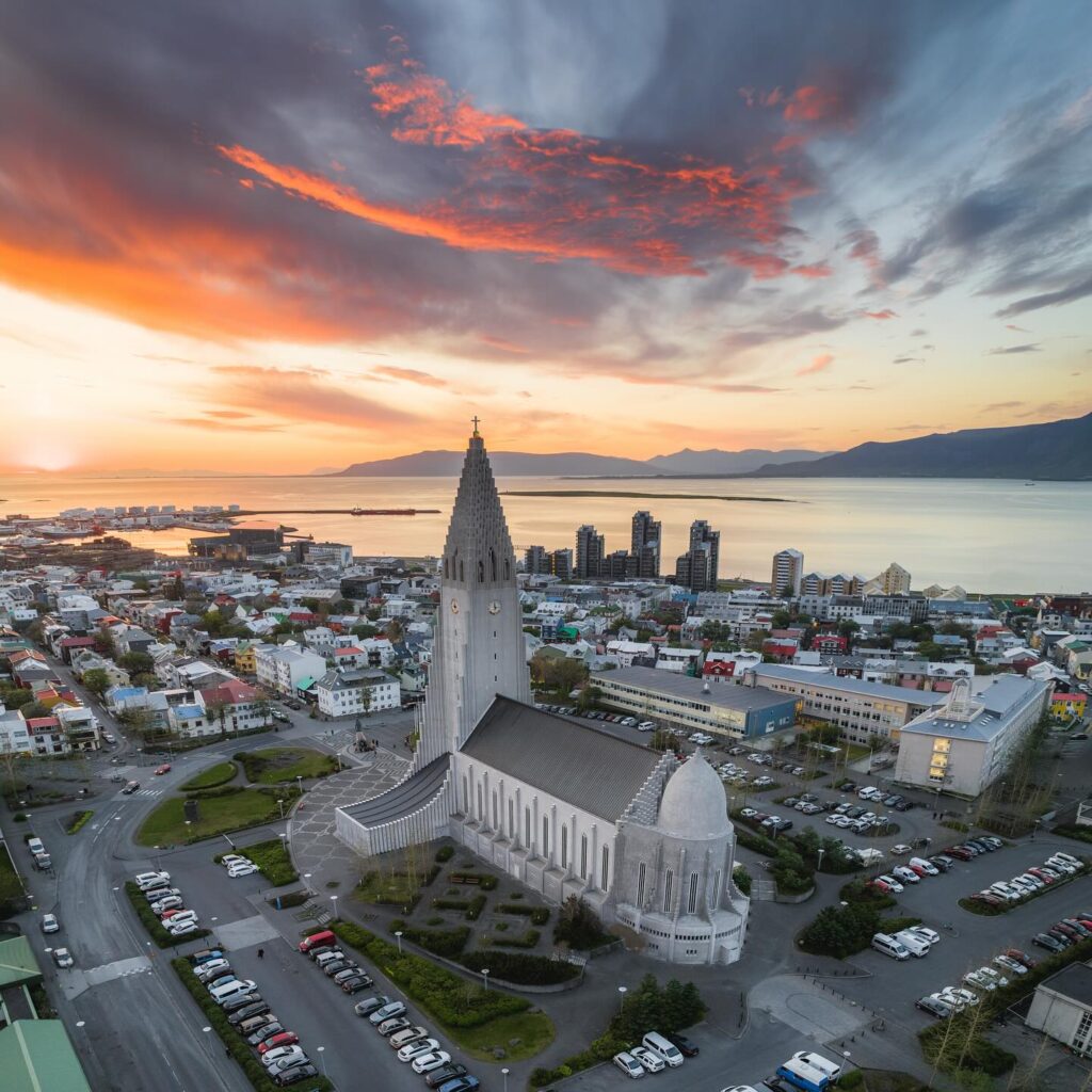 „Kirkjuáhugamaður“ rekinn úr landi – Þögull sem gröfin