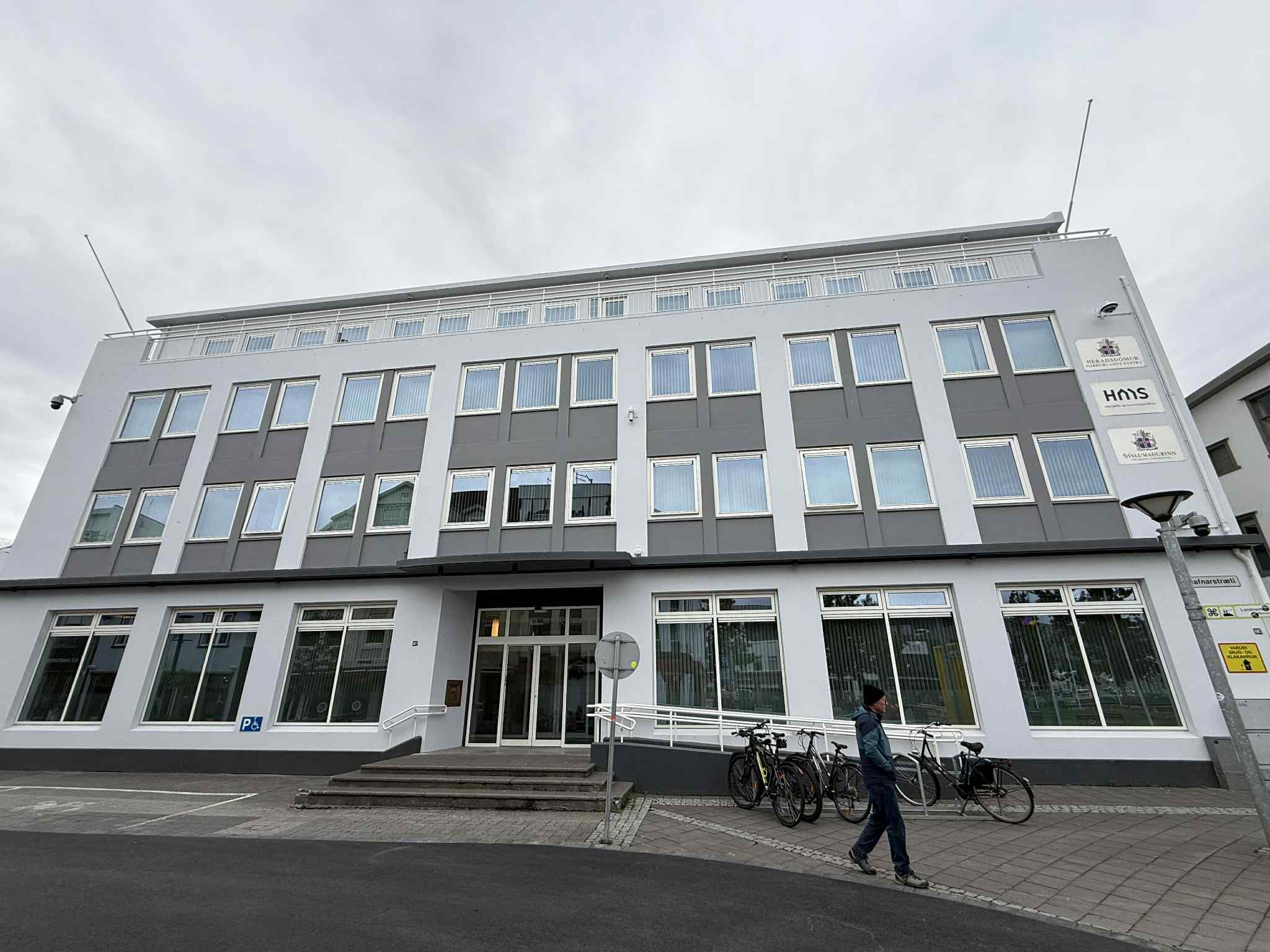 Dæmdur fyrir að loka eiginkonu sína úti á svölum en fær vægan dóm vegna erfiðra fjölskylduaðstæðna