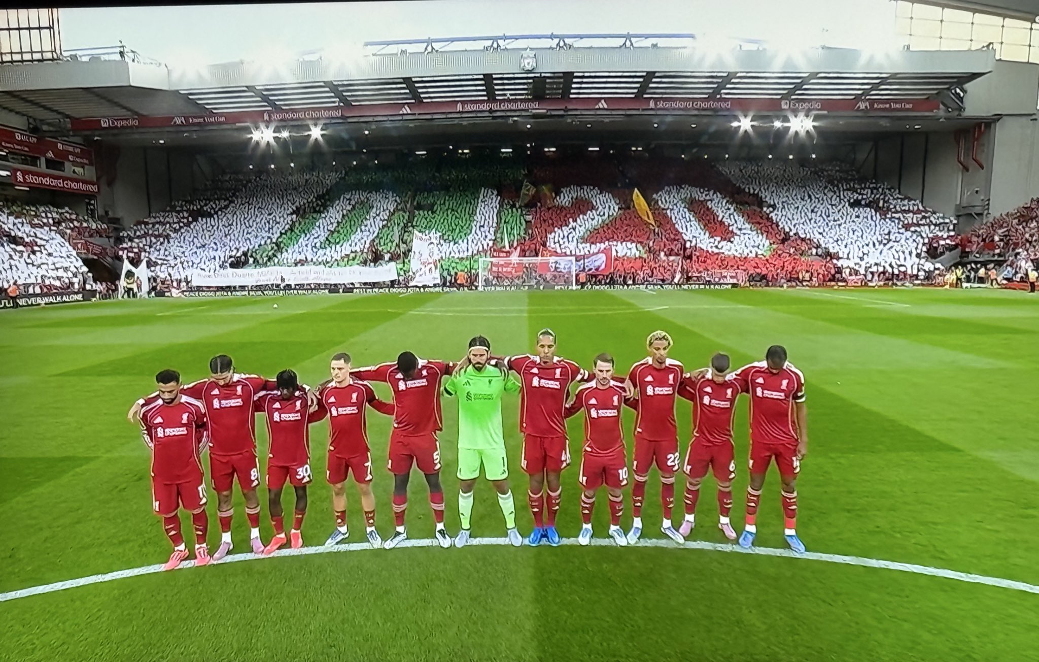 Allir í stúkunni stóðu saman og heiðruðu minningu Jota