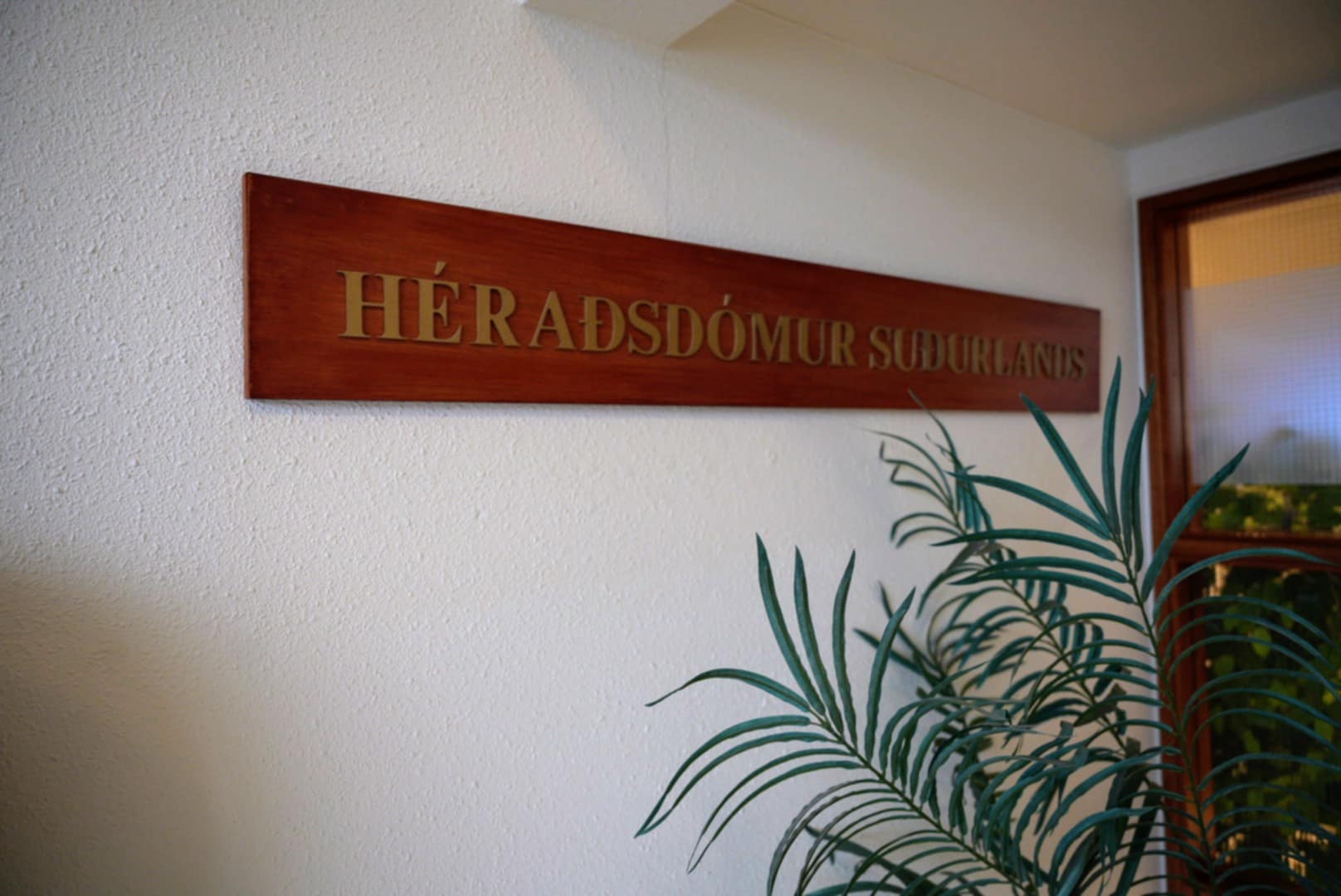 Ágúst Borgþór skrifar: Að anda ofan í hálsmál sakborninga