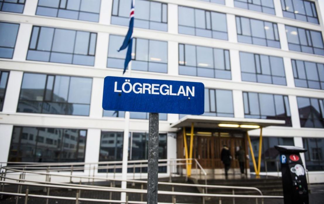 Ruddist inn í íbúð og læsti sig inni á salerni