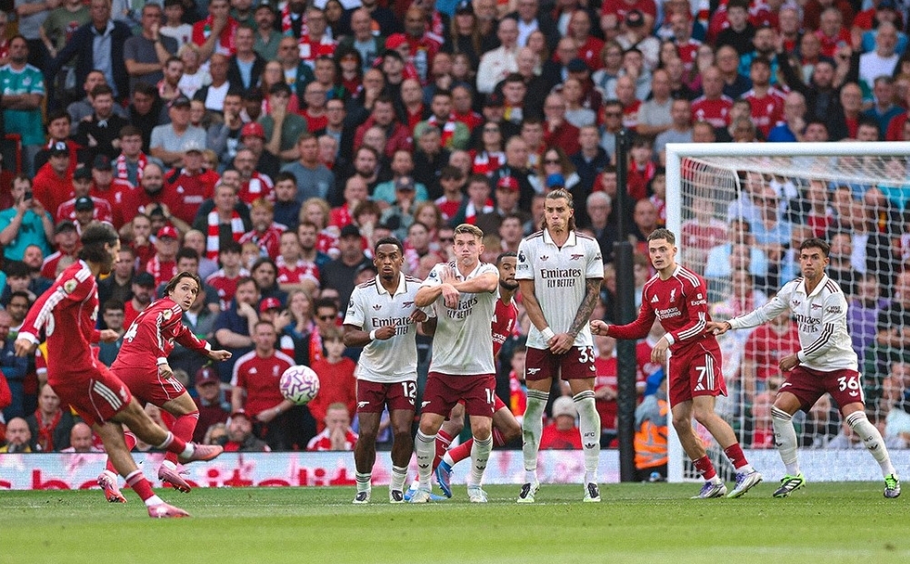 England: Stórbrotið aukaspyrnumark tryggði Liverpool sigur á Arsenal