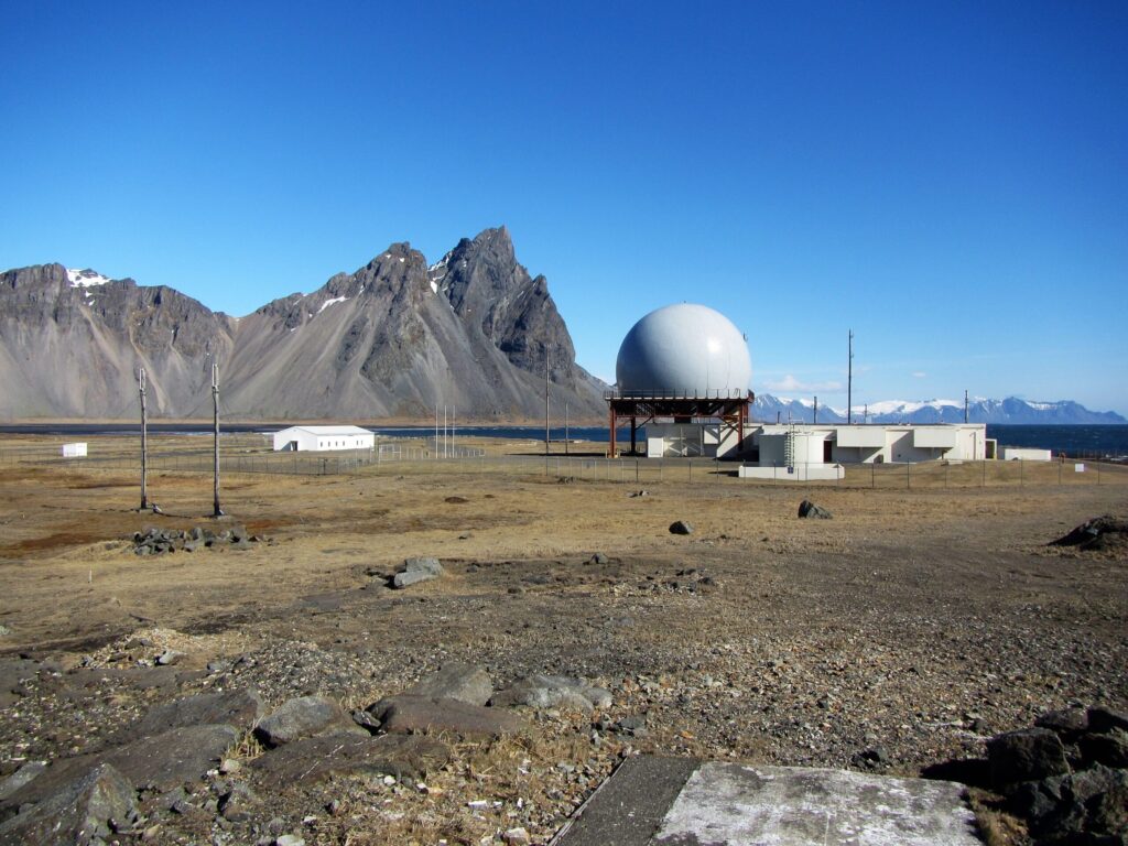 Fjórir hestar veiktust og einn drapst eftir að hafa verið innan girðingar ratsjárstöðvar Landhelgisgæslunnar – Orsökin óljós