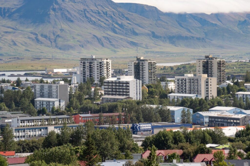 Keypti íbúð af eigin fyrirtæki á of lágu verði