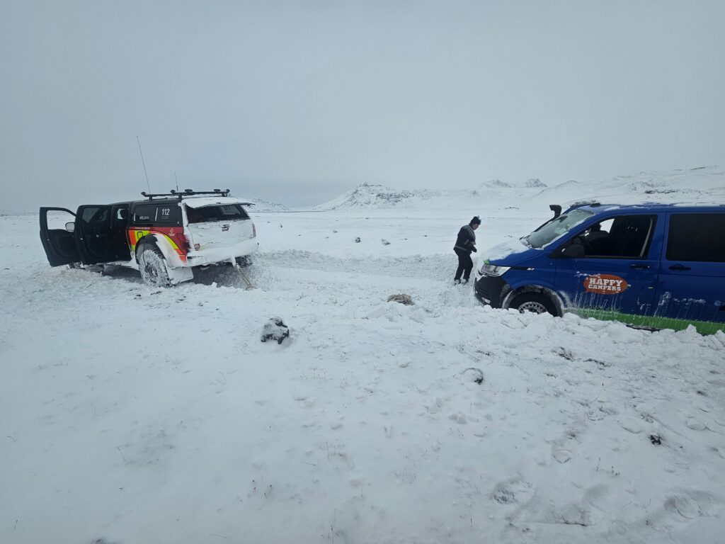 Lögðu af stað í skínandi veðri á laugardag – Annað blasti við í gærmorgun