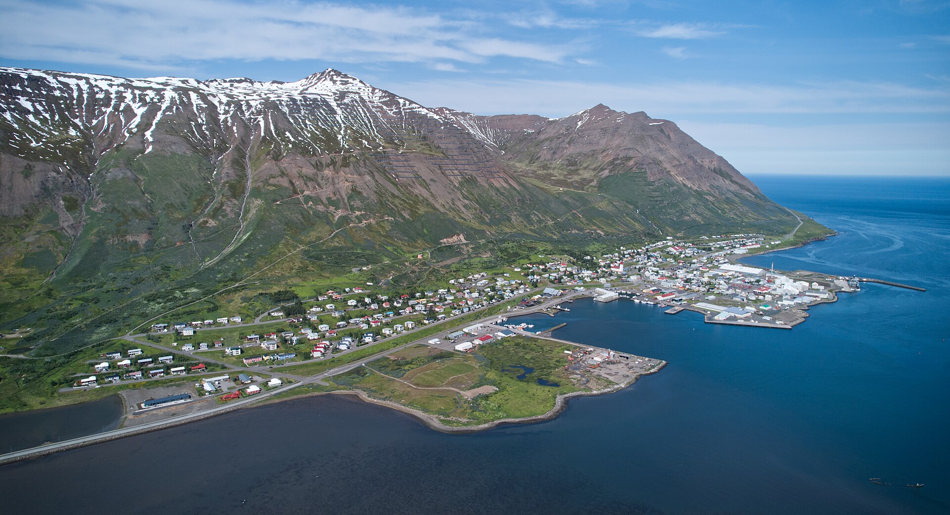 Eldur logar á Siglufirði