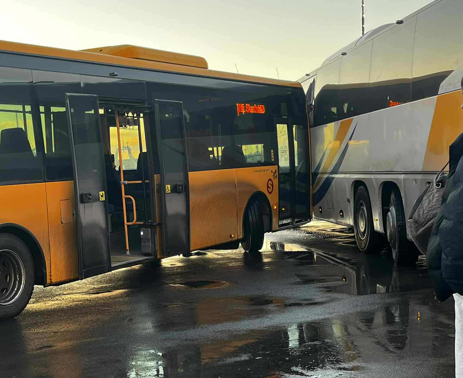 Strætó ók á rútu við Fjörð