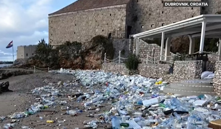 Ótrúleg sjón í Króatíu: Vinsælar strendur breyttust í ruslahauga – Sjáðu myndbandið