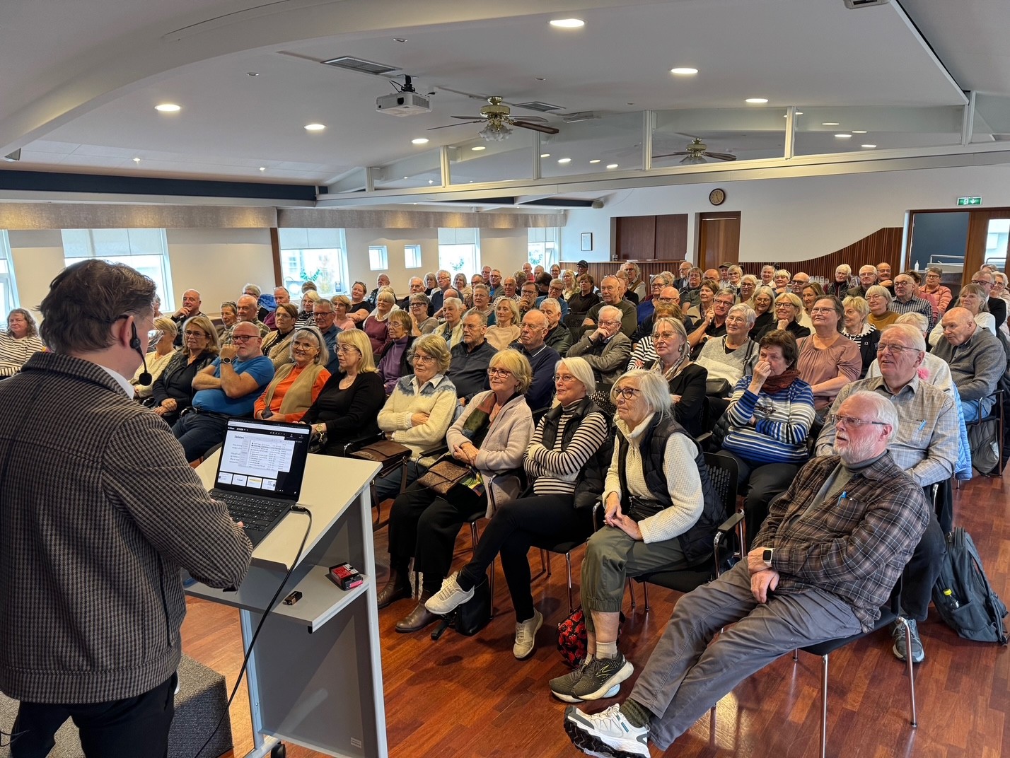 Mikill áhugi meðal eldri borgara á gervigreind – Stefán Atli hefur þróað námsefni sérstaklega fyrir félaga FEB