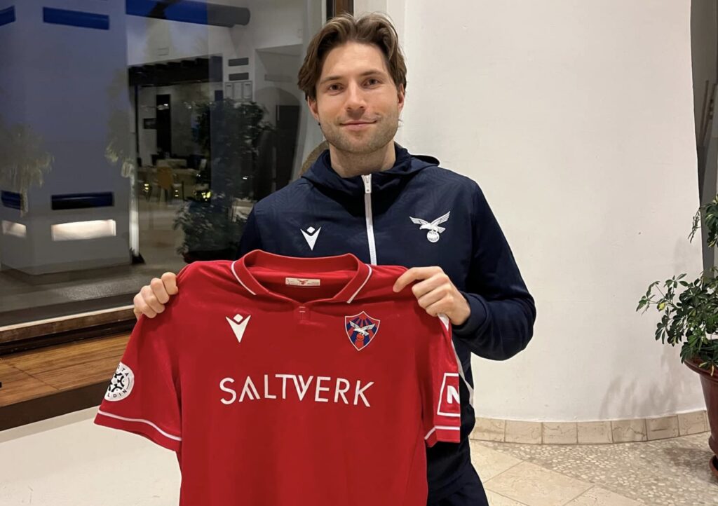 Valur riftir samningi Lundemo