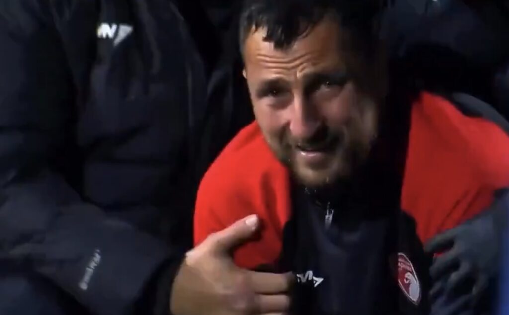 Íslandsvinur lést í miðjum leik um helgina – Sjáðu atvikið þegar allir fengu þessar hræðilegu fréttir