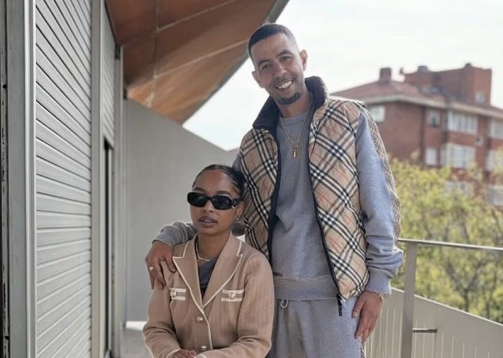 Hinn litríki faðir trúlofar sig – Unnustan er fimm árum eldri en sonur hans