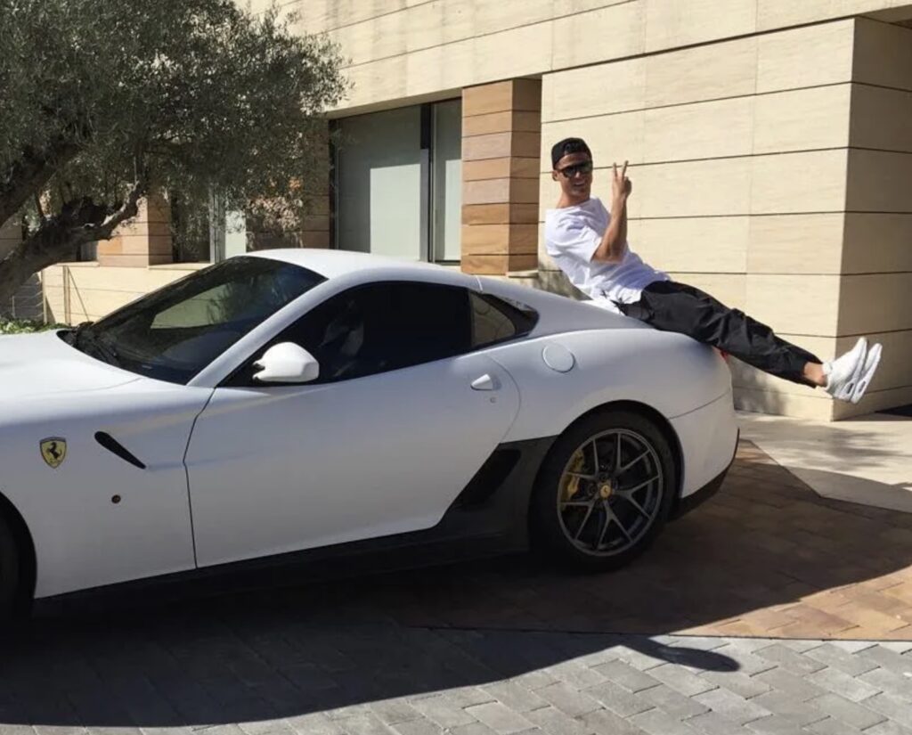 Kíkt í bílskúrinn hjá Ronaldo: Flotinn kostar 3,7 milljarða en hann keyrir nánast aldrei sjálfur