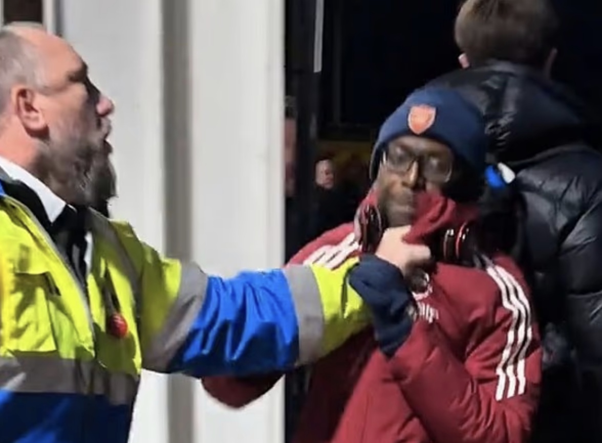 Einn þekktasti stuðningsmaður Arsenal i kröppum dansi eftir að hafa rifið kjaft – Sjáðu myndbandið