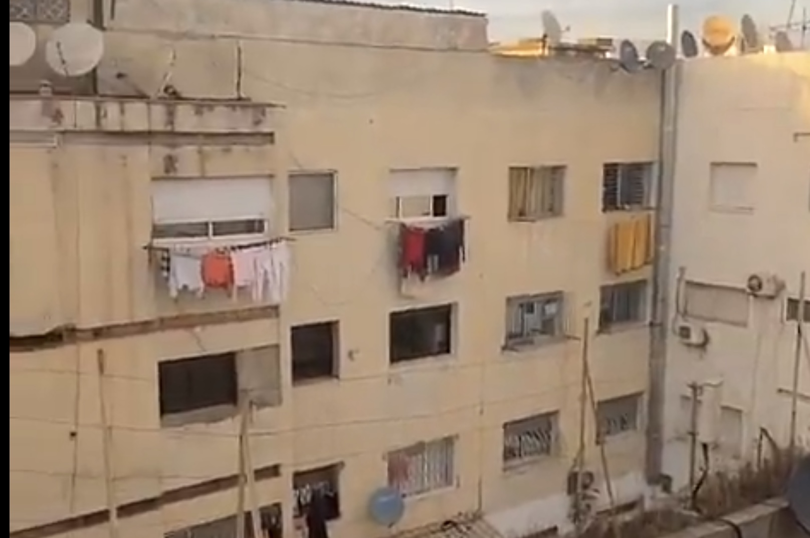 Með 14 milljónir á viku en þarf að dúsa á þessu hóteli næstu daga – Sjáðu myndbandið