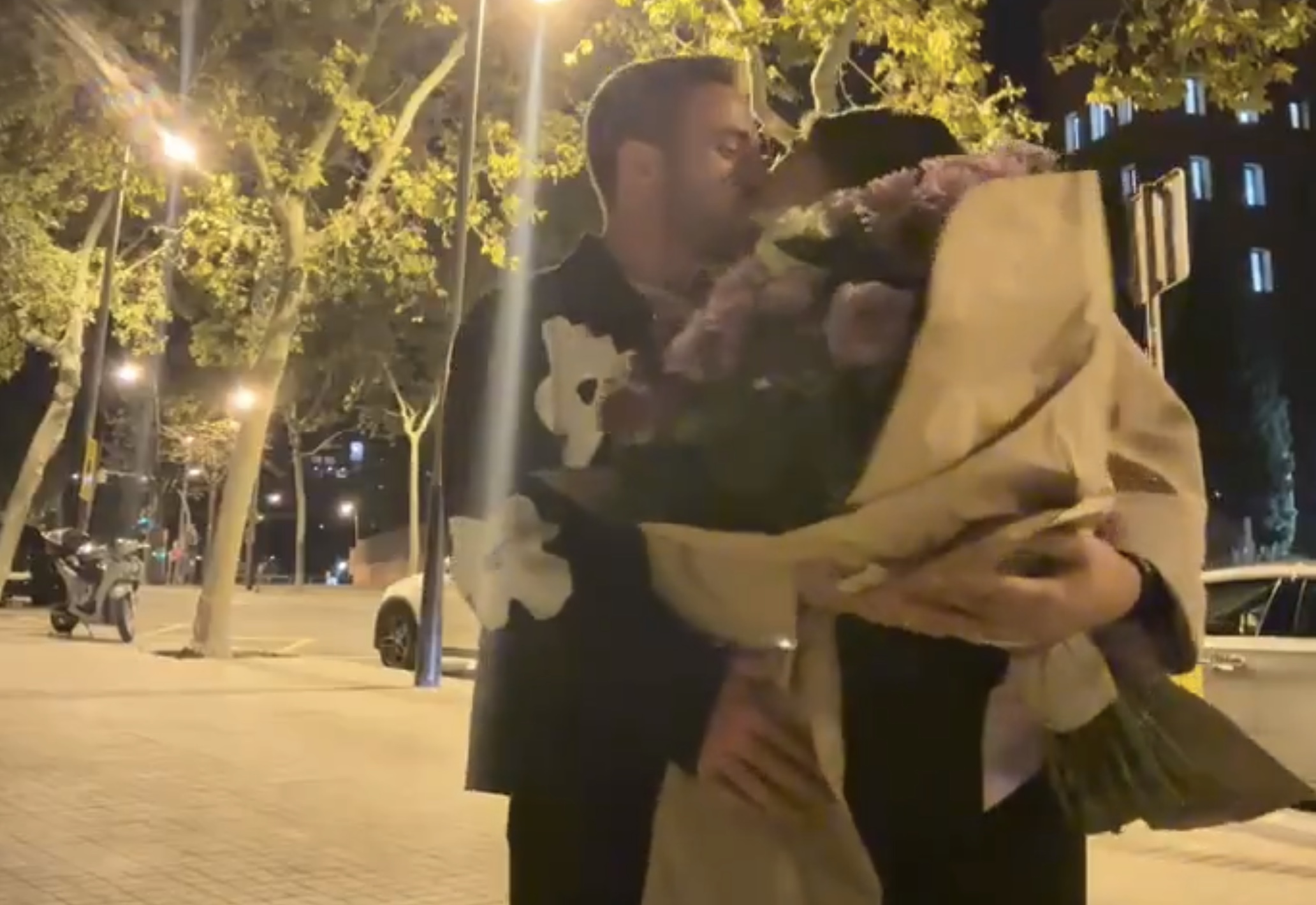 Voru að taka upp myndband af sér í sleik þegar þetta gerðist – Voru agndofa yfir því hver var mættur á svæðið