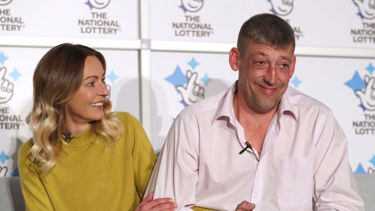 Magnað góðverk mannsins sem vann einn stærsta lottóvinning í sögu Bretlands