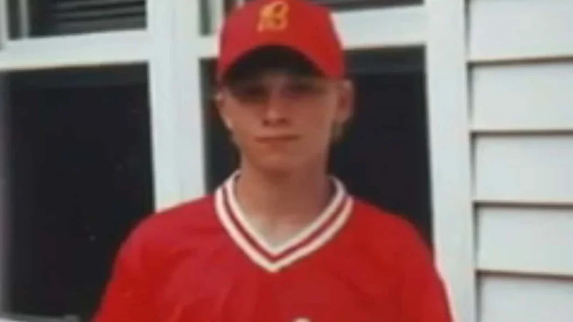 13 ára gömlum var honum rænt af heimili sínu, pyntaður í 43 tíma og svo skotinn í bakið – lifði af en situr eftir stórskuldugur