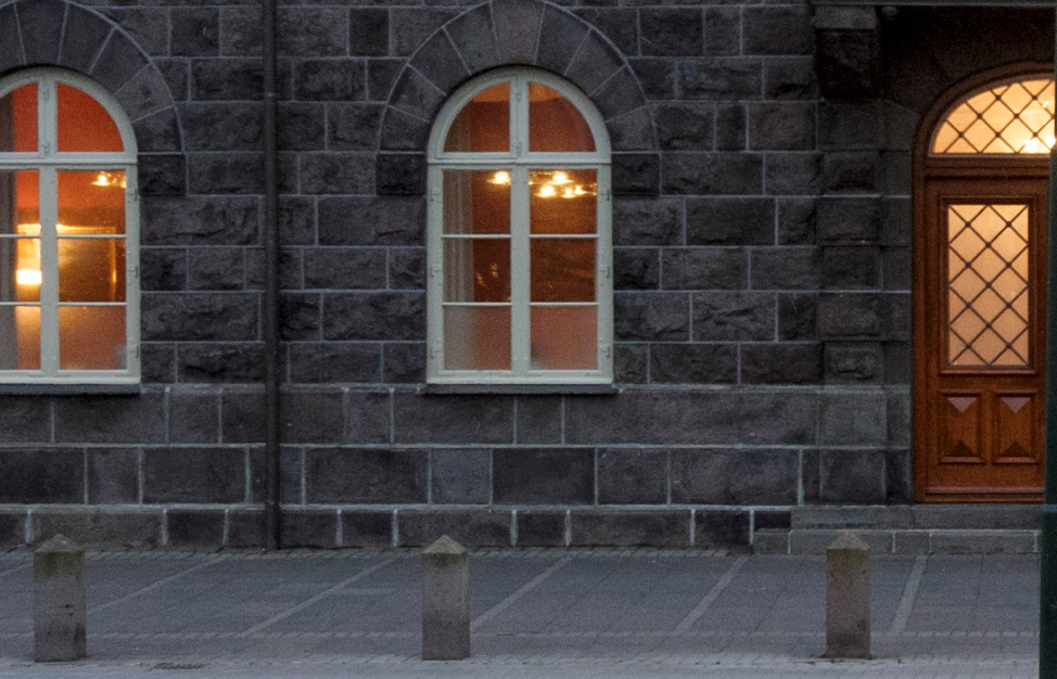 Þingverðir sagðir hafa varnað því að fólk myndi gægjast inn um glugga – „Þetta þótti nokkuð óvenjuleg ráðstöfun“