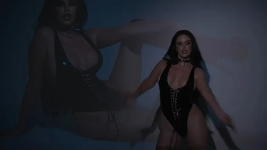 Djarfur klæðaburður stjörnunnar í nýju tónlistarmyndbandi vekur athygli