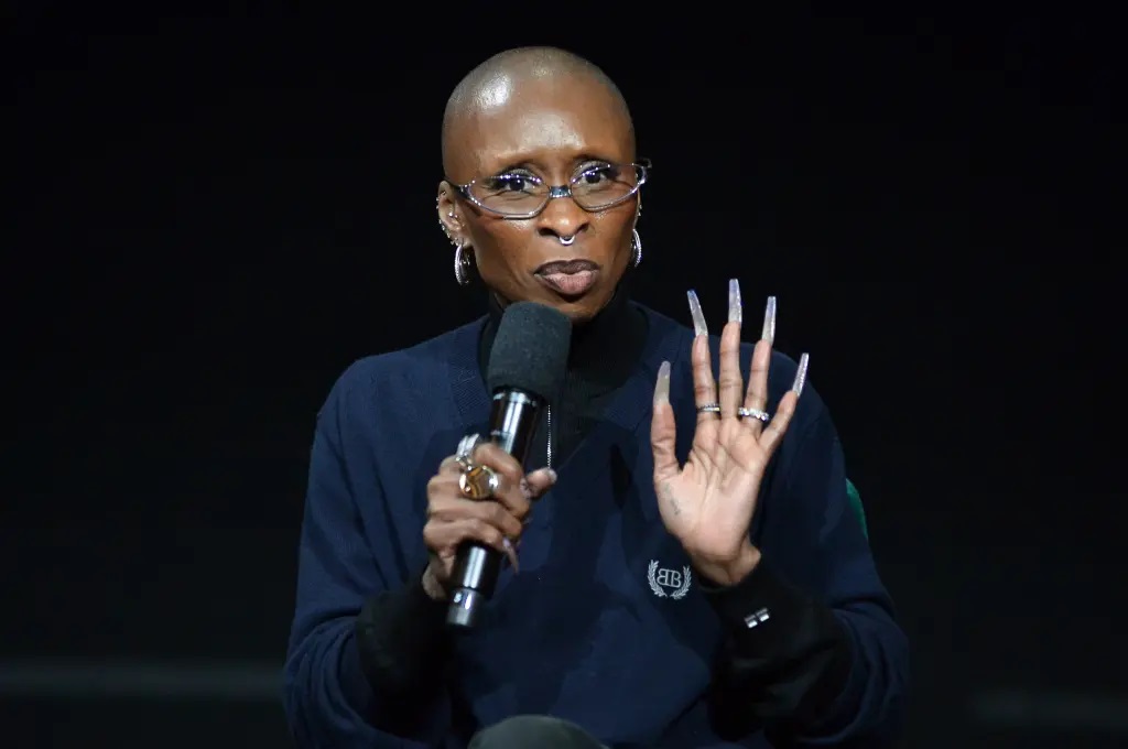 Segir frá föðurnum sem yfirgaf hana og umboðsmanninum sem hún hræddi burt