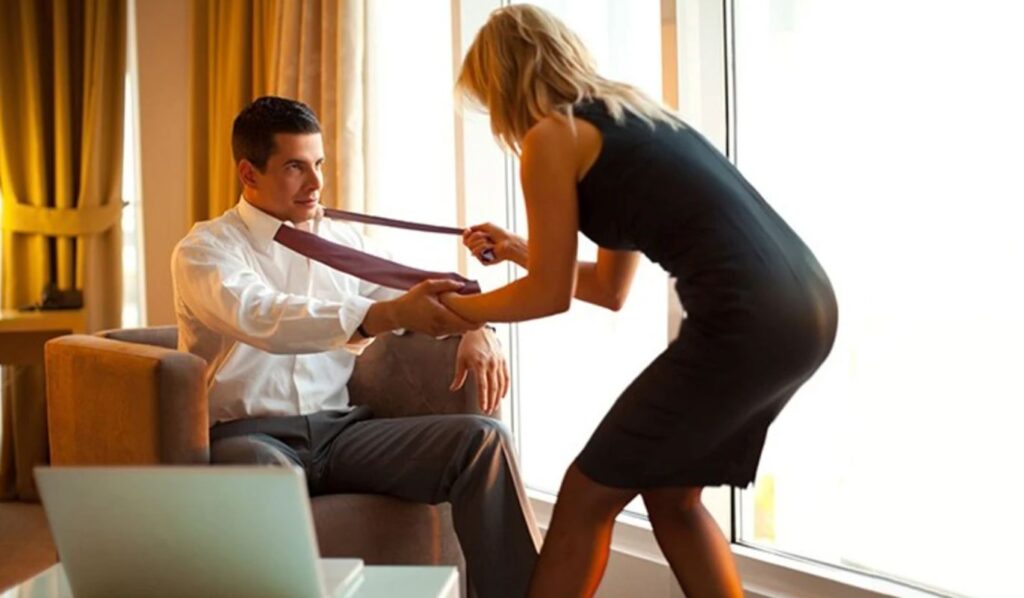 Hrædd um að kærasta yfirmannsins komi upp um leyndarmálið í brúðkaupinu