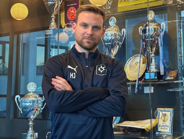 Hrannar aðstoðar Jökul í Garðabænum