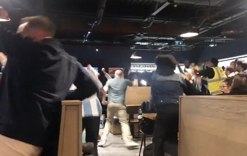 Sjáðu þegar allt ætlaði um koll að keyra á flugvellinum í Dublin eftir ótrúlegt afrek Heimis og félaga