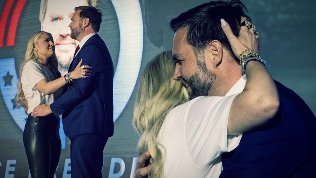 Sérfræðingar greina faðmlag ekkjunnar og varaforsetans sem setti allt á hliðina